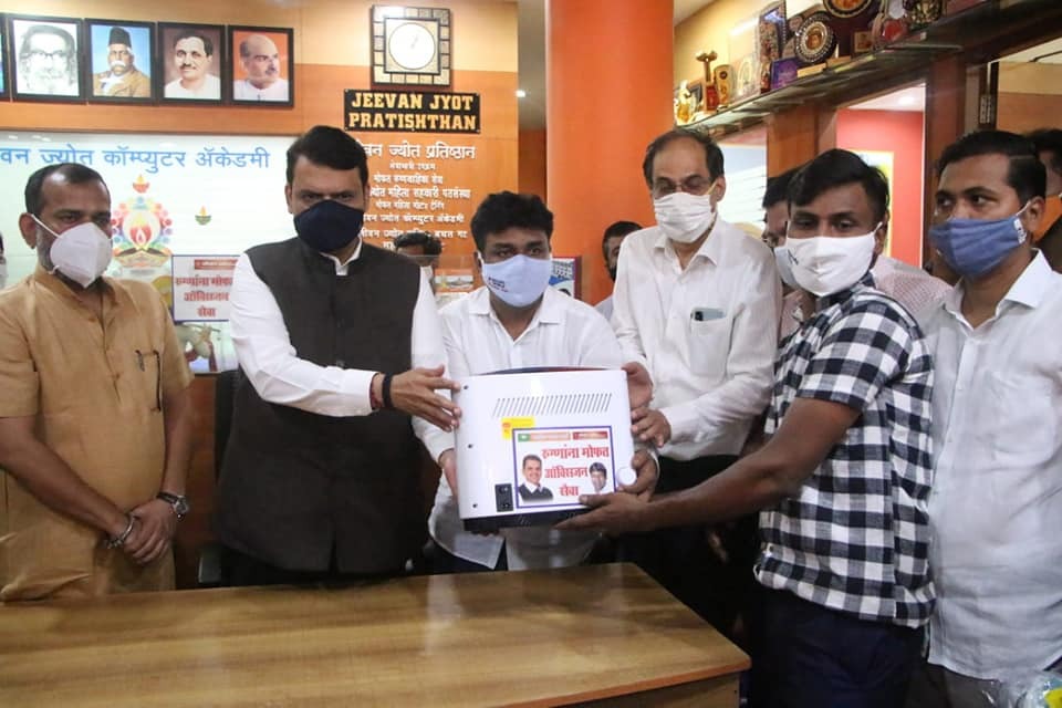 पूर्व सीएम देवेंद्र फडवणीस ने भी ‘ऑक्सीजन मैन’ मुरजी पटेल की तारीफ़ की।